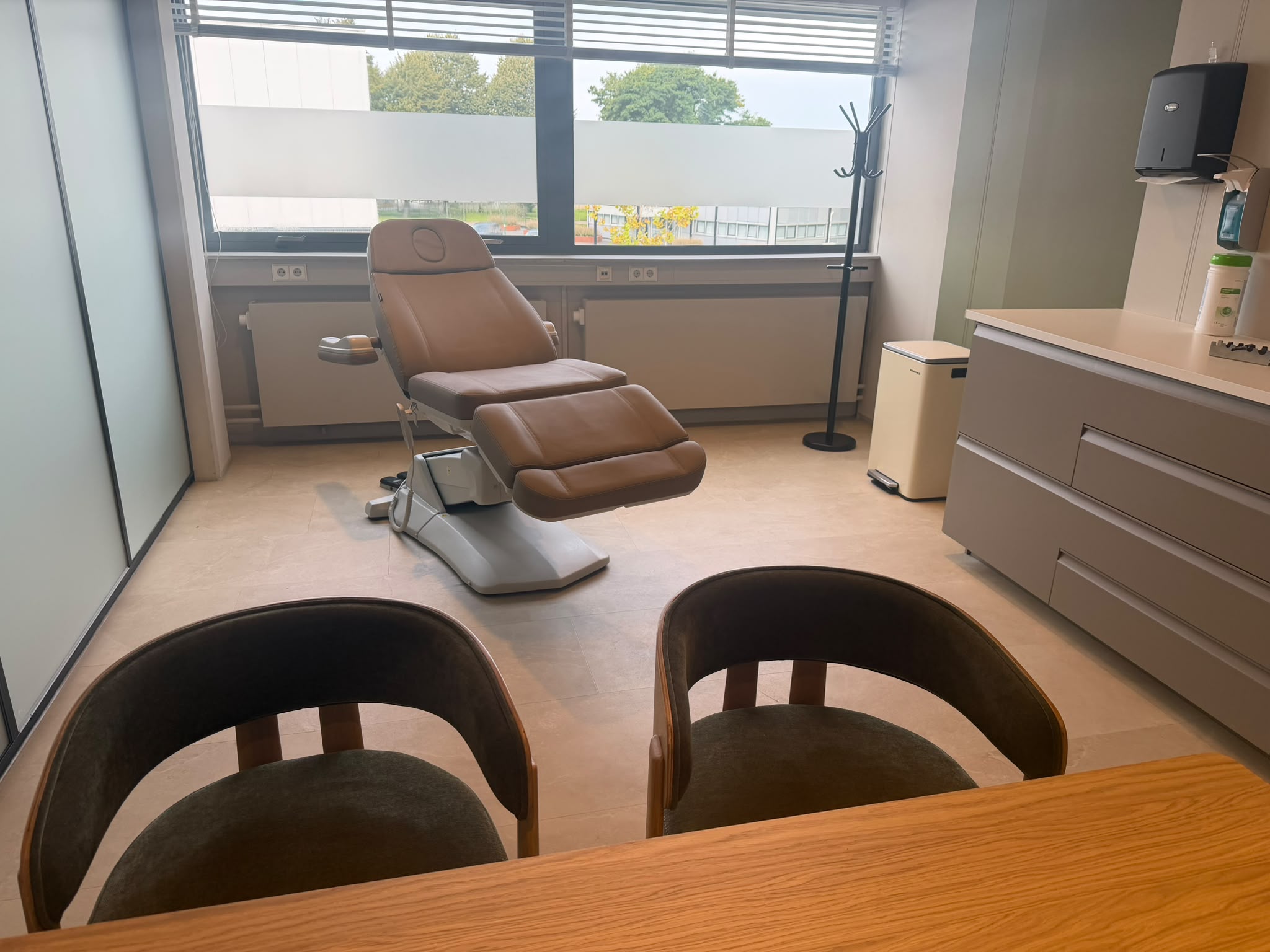 Behandelstoel in de kliniek van DM Aesthetics