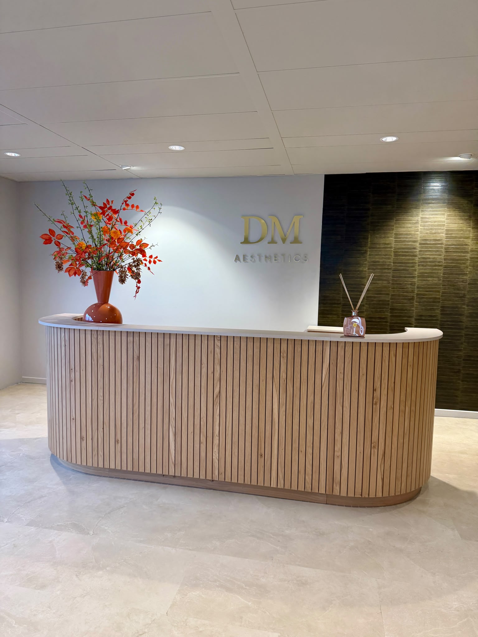 Ontvangstbalie van cosmetische kliniek DM Aesthetics in Houten